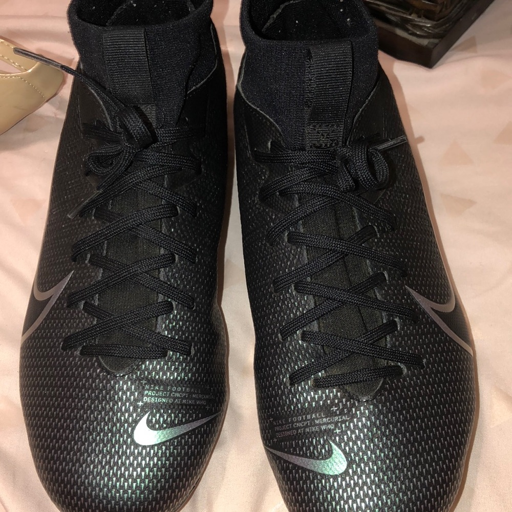 I’m selling soccer cleats by Nike